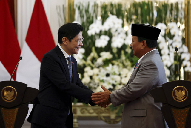 Presiden Prabowo Subianto berjabat tangan dengan PM Singapura Lawrence Wong saat melakukan pertemuan di Istana Negara, Jakarta, Rabu (6/11/2024). Foto: Willy Kurniawan/REUTERS