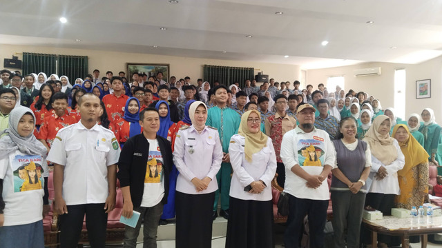 Sosialisasi peluncuran perdana buku 'Tiga Dara' di SMAN 1 Pontianak. Foto: Akademus Caturio/Hi!Pontianak