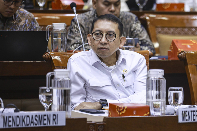 Menteri Kebudayaan Fadli Zon (kiri) mengikuti rapat kerja dengan Komisi X DPR di Kompleks Parlemen, Senayan, Jakarta, Rabu (6/11/2024). Foto: Dhemas Reviyanto/ANTARA FOTO