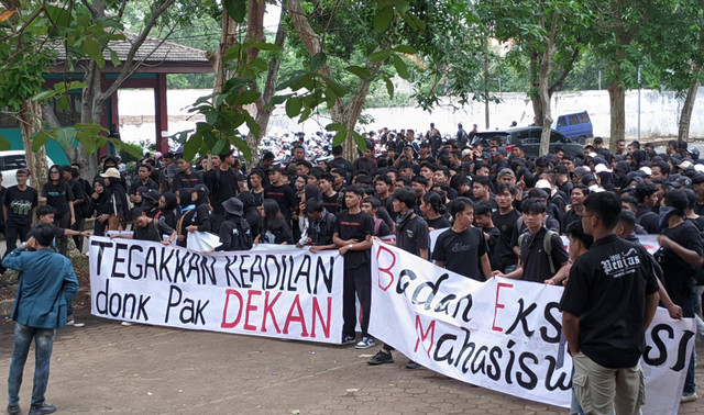 Demo mahasiswa penjas FKIP Unila | foto: Eva Nurdiah/Lampung Geh