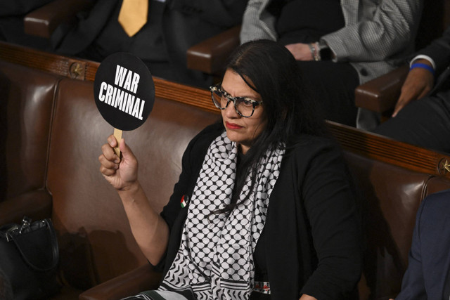 Perwakilan AS Rashida Tlaib, Demokrat dari Michigan, melakukan protes selama pidato Perdana Menteri Israel Benjamin Netanyahu dalam rapat gabungan Kongres di Gedung Kongres AS pada 24 Juli 2024, di Washington, DC. Foto:  SAUL LOEB/AFP