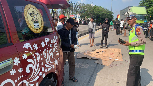 Polisi di lokasi kecelakaan yang menewaskan mahasiswa Unnes, Rabu (6/11). Foto: Dok. Istimewa