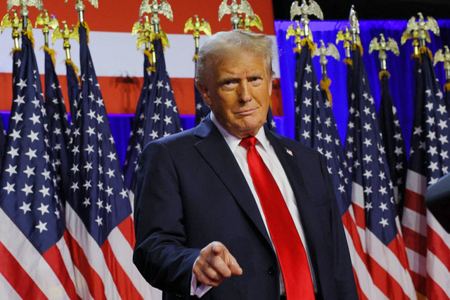 Calon presiden dari Partai Republik Donald Trump tiba untuk menyampaikan pidato kemenangan Pemilu AS 2024 di Palm Beach County Convention Center, West Palm Beach, Florida, AS, Rabu (6/11/2024). Foto: Brian Snyder/REUTERS