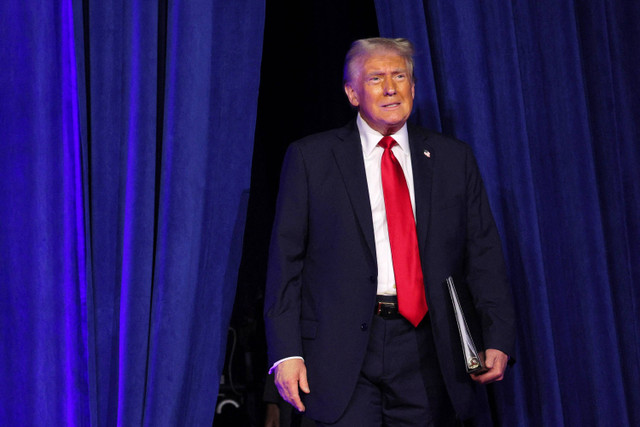 Donald Trump tiba untuk menyampaikan pidato kemenangan Pemilu AS 2024 di Palm Beach County Convention Center, West Palm Beach, Florida, AS, Rabu (6/11/2024). Foto: Brian Snyder/REUTERS