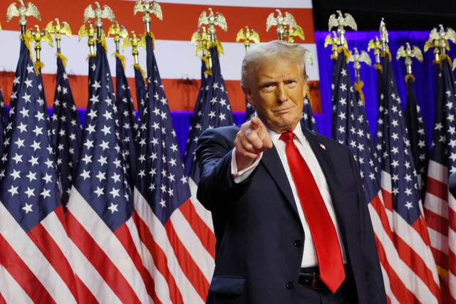 Calon presiden dari Partai Republik Donald Trump tiba untuk menyampaikan pidato kemenangan Pemilu AS 2024 di Palm Beach County Convention Center, West Palm Beach, Florida, AS, Rabu (6/11/2024). Foto: Brian Snyder/REUTERS