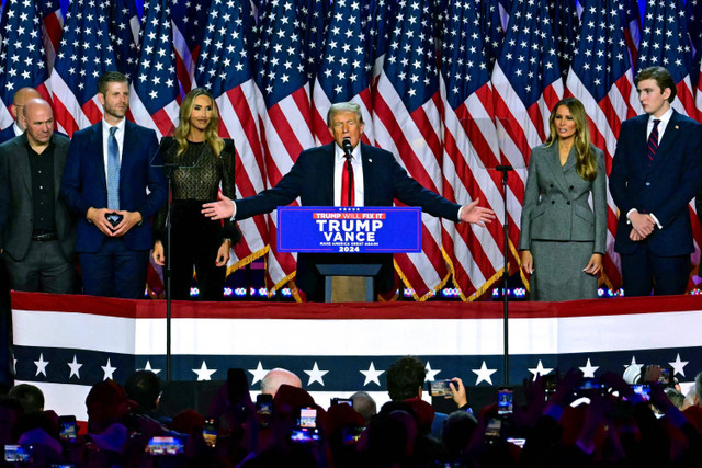 Calon presiden dari Partai Republik Donald Trump menyampaikan pidato kemenangan Pemilu AS 2024 di Palm Beach County Convention Center, West Palm Beach, Florida, AS, Rabu (6/11/2024). Foto: JIM WATSON / AFP