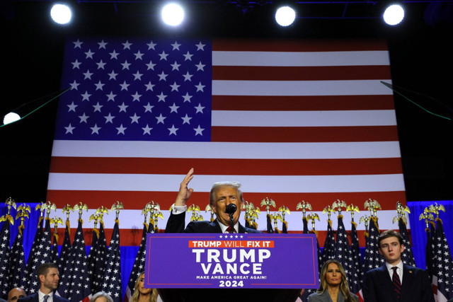 Calon presiden dari Partai Republik Donald Trump menyampaikan pidato kemenangan Pemilu AS 2024 di Palm Beach County Convention Center, West Palm Beach, Florida, AS, Rabu (6/11/2024). Foto: Brian Snyder/REUTERS