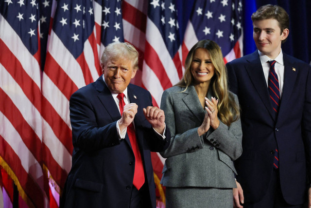 Calon presiden dari Partai Republik Donald Trump tiba untuk menyampaikan pidato kemenangan Pemilu AS 2024 di Palm Beach County Convention Center, West Palm Beach, Florida, AS, Rabu (6/11/2024). Foto: Carlos Baria/ REUTERS