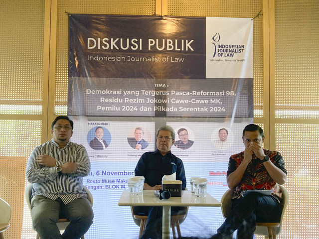 Ketua PDI Perjuangan Ronny Talapessy, Tokoh Pro-Demokrasi dan HAM Todung Mulya Lubis, dan Pakar Hukum Tata Negara Feri Amsari dalam Diskusi Publik Indonesia Journalist of Law, di Resto Muse Makasar, Jakarta Selatan, Selasa (4/11/2024). Foto: Alya Zahra/kumparan 