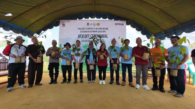 Epson dan WWF Indonesia meluncurkan program 'Pohon untuk Kehidupan' di Sebangau-Katingan, Kalimantan Tengah, menanam 200.000 pohon di area seluas 300 hekta. Foto: Dok. Epson