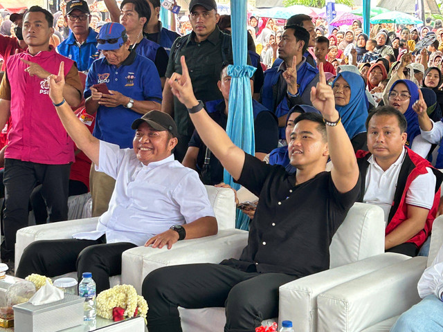 Calon Gubernur Sumsel Herman Deru saat ditemani Kaesang Pangarep ketika bertemu masyarakat di Banyuasin, Foto : Abdullah Toriq/Urban Id