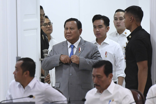 Presiden Prabowo Subianto (kiri) bersama Wakil Presiden Gibran Rakabuming Raka memimpin Sidang Kabinet Paripurna di Kantor Presiden, Jakarta, Rabu (6/11/2024). Foto: Hafidz Mubarak A/Antara Foto 