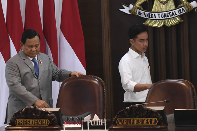 Presiden Prabowo Subianto (kiri) bersama Wakil Presiden Gibran Rakabuming Raka tiba untuk memimpin Sidang Kabinet Paripurna di Kantor Presiden, Jakarta, Rabu (6/11/2024). Foto: Hafidz Mubarak A/Antara Foto 