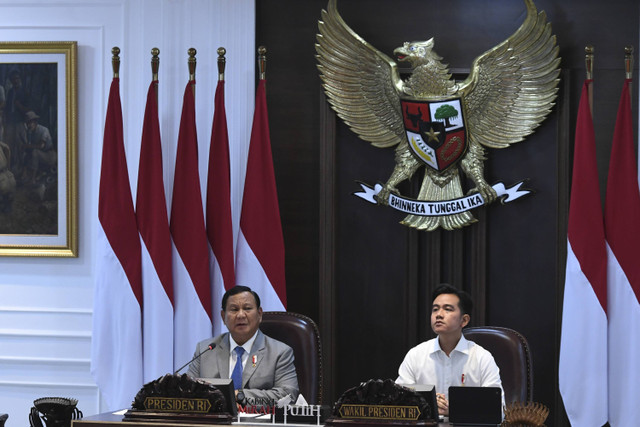 Presiden Prabowo Subianto (kiri) bersama Wakil Presiden Gibran Rakabuming Raka memimpin Sidang Kabinet Paripurna di Kantor Presiden, Jakarta, Rabu (6/11/2024). Foto: Hafidz Mubarak A/Antara Foto 