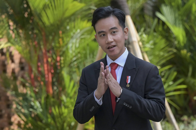 Wakil Presiden Gibran Rakabuming Raka berjalan keluar usai menjalani pertemuan dengan Perdana Menteri Singapura Lawrence Wong di Plataran Hutan Kota, Senayan, Jakarta, Rabu (6/11/2024). Foto: Fauzan/ANTARA FOTO