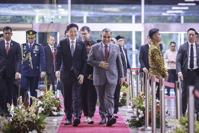 Ketua MPR Ahmad Muzani (kanan) berjalan bersama Perdana Menteri Singapura Lawrence Wong (kiri) setibanya di Kompleks Parlemen, Senayan, Rabu (6/11/2024). Foto: Dhemas Reviyanto/ANTARA FOTO