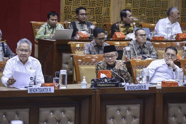 Menteri Pendidikan, Dasar dan Menengah Abdul Mu'ti (tengah) bersama Mendiktisaintek Satryo Soemantri Brodjonegoro (kiri) dan Menteri Kebudayaan Fadli Zon (kanan) mengikuti rapat kerja dengan Komisi X DPR di Kompleks Parlemen, Rabu (6/11/2024). Foto: Dhemas Reviyanto/ANTARA FOTO