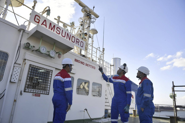 Kapal Gamsunuro milik PT Pertamina International Shipping (PIS) melaju ke Terusan Panama. Foto: ANTARA