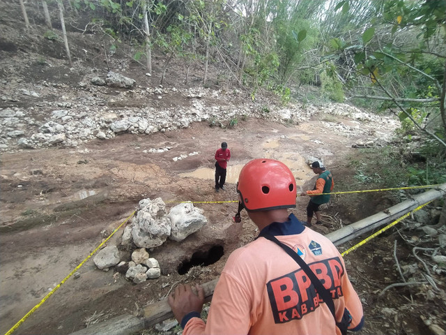 Lubang misterius muncul di Sungai Kalisat Tenggong di Dusun Kaliandon RT 02 RW 10, Desa Dawuhan, Kecamatan Kademangan, Kabupaten Blitar. Foto: Dok. BPBD Kabupaten Blitar