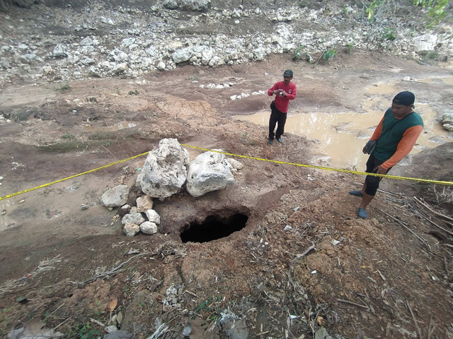 Lubang misterius muncul di Sungai Kalisat Tenggong di Dusun Kaliandon RT 02 RW 10, Desa Dawuhan, Kecamatan Kademangan, Kabupaten Blitar. Foto: Dok. BPBD Kabupaten Blitar