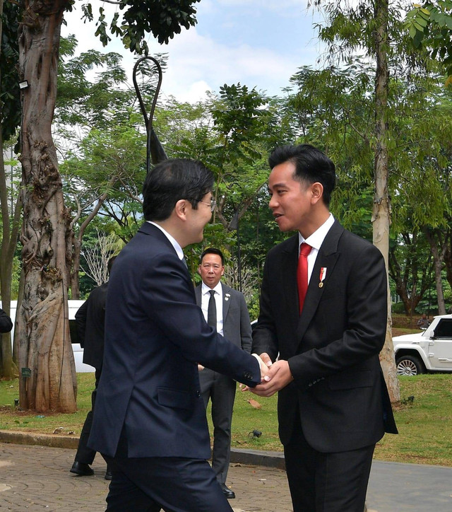 Wapres Gibran Rakabuming Raka menerima kunjungan Perdana Menteri Singapura Lawrence Wong di Hutan Plataran Kota, Jakarta, Rabu (6/11). Foto: Dok. BPMI Setwapres