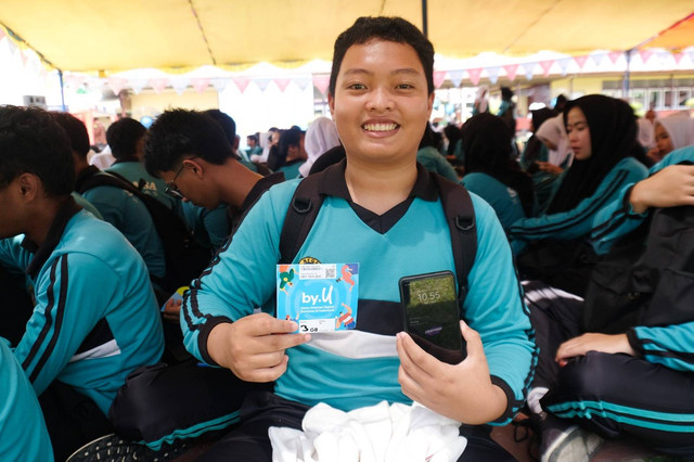 Pelajar di Sambas menceritakan pengalamannya menggunakan by.U. Foto: Dok. Telkomsel