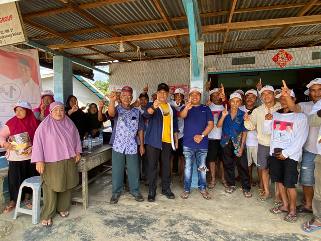 Calon Wakil Gubernur Kalbar nomor urut 1, Didi Haryono berfoto bersama warga Sagatani, Singkawang. Foto: Yulia Ramadhiyanti/Hi!Pontianak