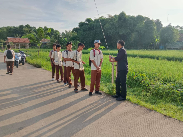 Foto Ilustrasi Guru mendisiplinkan siswa ( Dokumen Pribadi )