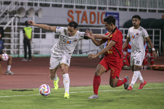 Pemain Persija Jakarta Firza Andika (kanan) mencoba merebut bola dari pemain Madura United Luiz Marcelo Morais (kiri) dalam lanjutan BRI Liga 1 di Stadion Pakansari, Kabupaten Bogor, Jawa Barat, Rabu (6/11/2024). Foto: Yulius Satria Wijaya/ANTARA FOTO