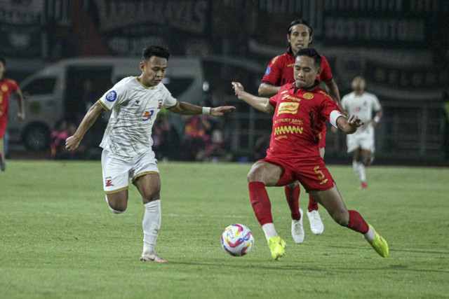 Pemain Persija Jakarta Rizky Ridho (kanan) berebut bola dengan pemain Madura United Irfan (kiri) dalam lanjutan BRI Liga 1 di Stadion Pakansari, Kabupaten Bogor, Jawa Barat, Rabu (6/11/2024). Foto: Yulius Satria Wijaya/ANTARA FOTO