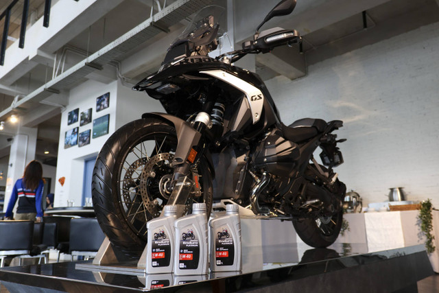 Pertamina Lubricants dan BMW Motorrad Indonesia secara resmi memperkenalkan produk kolaborasi Pertamina Enduro Platinum 5W-40. Foto: Dok. Pertamina Lubricants 