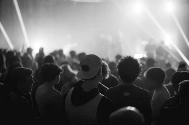 Konser M2M di Jakarta. Foto hanyalah ilustrasi, bukan tempat yang sebenarnya. Sumber: Unsplash/Bennie Bates