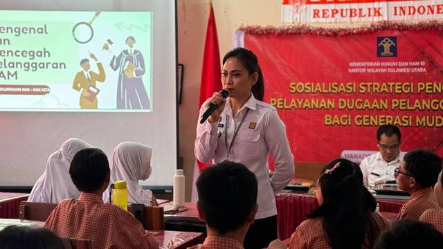 Penyuluh Hukum Ahli Muda Kemenkumham Sulawesi Utara, Rosdiana Siregar, saat membawakan materi sosialisasi pencegahan pelanggaran HAM untuk para siswa di SMP Negeri 1 Manado.