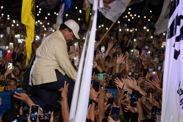 Prabowo Subianto menyapa sebanyak sekitar 80 ribu masyarakat Sulawesi Utara di Lapangan KONI Sario, Manado, Senin (5/2). Foto: Dok. Istimewa