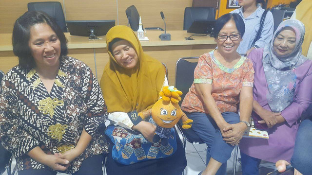 Sejumlah anggota dari Forum Perempuan Peduli Pilkada Kota Jogja 2024 menunjukkan maskot Si Kepel yang dianggal bisa gender di Kantor Komisi Pemilihan Umum (KPU) Kota Jogja, Kricak, Tegalrejo, Kota Jogja, Daerah Istimewa Yogyakarta (DIY), Rabu (6/11/2024).