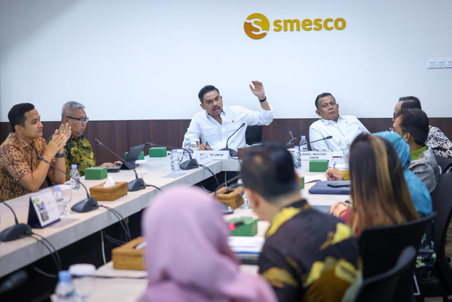 Menteri UMKM Maman Abdurrahman (ketiga dari kiri) gelar Rapat Koordinasi dengan pihak PT Interaktif Internasional (InterActive QRIS) di Smesco Indonesia, Jakarta, Rabu (6/11/2024). Foto: Dok. Kemenkop UKM