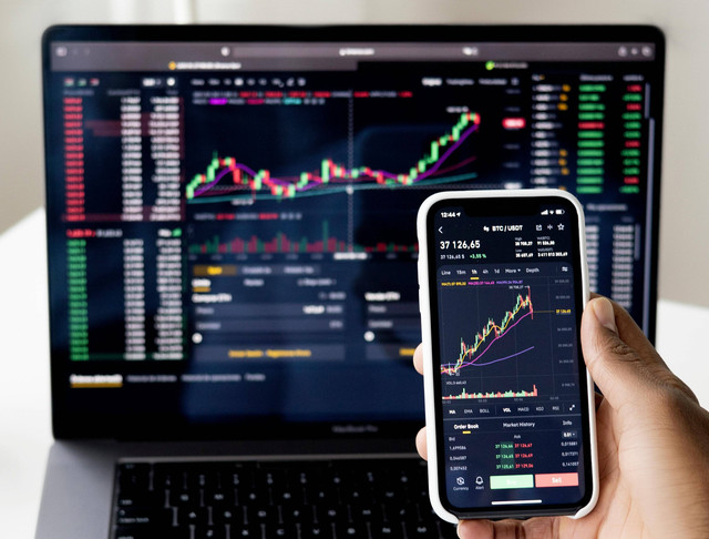 Melakukan analisis saham dalam instrumen investasi. Foto: Pexels.com