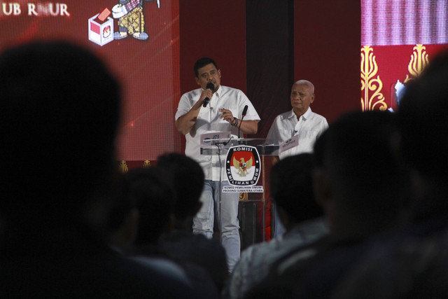 Calon Gubernur dan Wakil Gubernur Sumatera Utara nomor urut 1 Bobby Nasution bersama Surya menyampaikan gagasan saat mengikuti debat kedua Pemilihan Gubernur dan Wakil Gubernur Sumatera Utara tahun 2024 di Medan, Sumatera Utara, Rabu (6/11/2024). Foto: Yudi/ANTARA FOTO