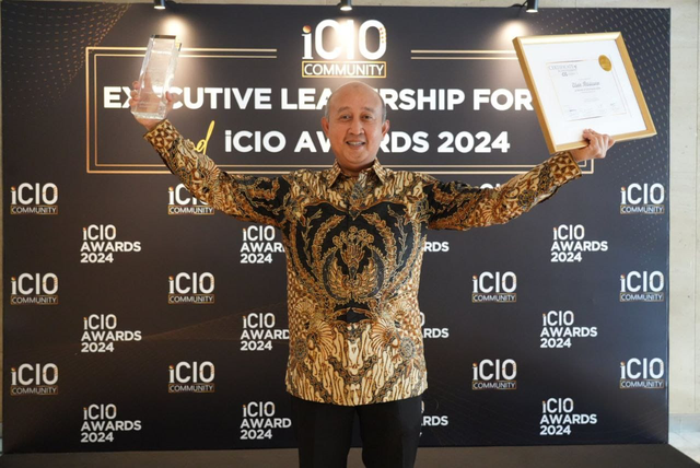 Direktur Teknologi Informasi BPJS Kesehatan, Edwin Aristiawan raih penghargaan The Most Influental CIO pada iCIO Awards 2024. Foto: Dok. BPJS Kesehatan