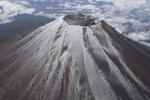 Puncak Gunung Fuji tertutupi oleh salju dalam foto yang diambil oleh Kyodo, Jepang, 6 November 2024. Foto: Kyodo via Reuters