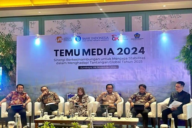 Didyk Choiroel, Sigit Danang Joyo dari Kemenkeu, Yunita Linda Sari (OJK), Bambang S. Hidayat (LPS Jatim) dan M. Noor Nugroho (BI) dalam Temu Media dengan tema “Sinergi Berkesinambungan Untuk Menjaga Stabilitas dalam Menghadapi Tantangan Global Tahun 2025”.