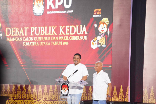 Pasangan calon nomor urut 01 Bobby Nasution dan Surya saat Debat Pilgub Sumatera Utara 2024 di Santika Dyandra Hotel, Kota Medan, Rabu (6/11/2024). Foto: Dok. Istimewa