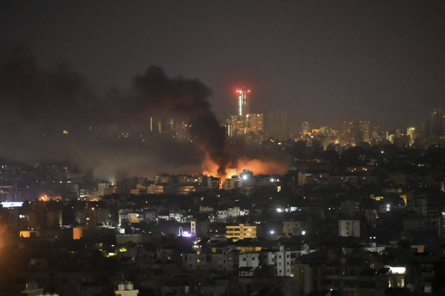 Api membumbung tinggi dari lokasi serangan udara Israel yang menargetkan pinggiran selatan Beirut pada 7 November 2024. Foto: FADEL ITANI/AFP