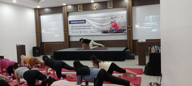 Hamil Lancar Bahagia dengan Prenatal Yoga