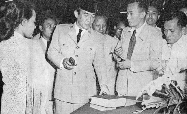 Kunjungan Presiden Sukarno dalam Pekan Buku Indonesia tahun 1954. Sumber: Arsip Nasional