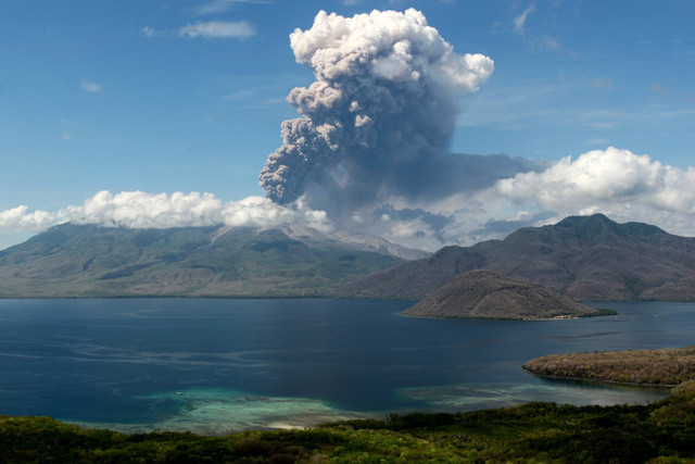 Gunung Lewotobi Laki-laki mengeluarkan asap vulkanik yang diabadikan dari di Desa Lewoingu, Kecamatan Titehena, Kabupaten Flores Timur, Provinsi Nusa Tenggara Timur, Kamis (7/11/2024). Foto: Mega Tokan/ANTARA FOTO