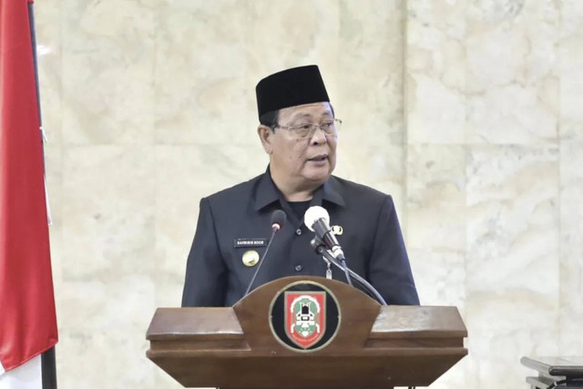 Gubernur Kalsel H Sahbirin Noor saat menyampaikan penjelasan Raperda tentang Perubahan Bentuk Hukum Jamkrida dan Penambahan Penyertaan Modal pada rapat paripurna DPRD setempat yang dipimpin Ketuanya H Supian HK di Banjarmasin, Rabu (19/6/2024). Foto: ANTARA/HO- Humas Setwan Kalsel