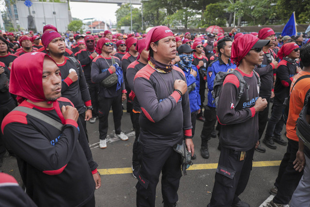 Sejumlah buruh yang tergabung dari berbagai organisasi menggelar aksi unjuk rasa di depan gedung Kementerian Ketenagakerjaan, Jakarta, Kamis (7/11/2024). Foto: Iqbal Firdaus/kumparan