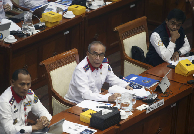 Kepala Badan Siber dan Sandi Negara (BSSN) Hinsa Siburian didampingi Deputi Bidang Operasi Keamanan Siber dan Sandi BSSN Mayjen TNI Dominggus Pakel mengikuti rapat kerja dengan Komisi I DPR di kompleks Parlemen, Senayan, Jakarta, Kamis (7/11/2024). Foto: Muhammad Iqbal/ANTARA FOTO