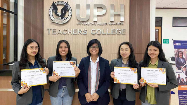 Mahasiswa Program Studi (Prodi) Pendidikan Bahasa Inggris Universitas Pelita Harapan (UPH) berhasil mengharumkan nama universitas di kancah internasional. Dua kelompok mahasiswa angkatan 2023 mencetak prestasi gemilang dalam ajang International Student Conference on Education & Poster Competition (ISCE) 2024. Reyna Chantal Runturambi dan Adeline Miracle Silalahi meraih Juara 1 sebagai Best Presenter, sementara Miryam Caroline Lawasi dan Vina Aulia Rohman berhasil merebut posisi Juara 3 di kategori yang sama.